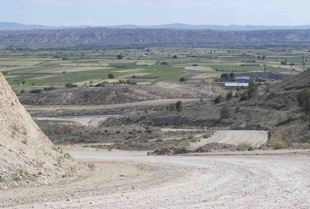 Carretera en obras en las proximidades de Fuentes de Ebro