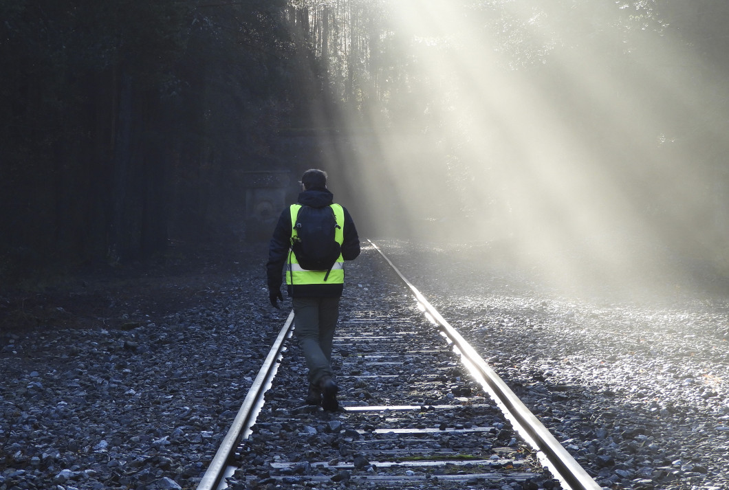 Técnico prospectando vía ferroviaria