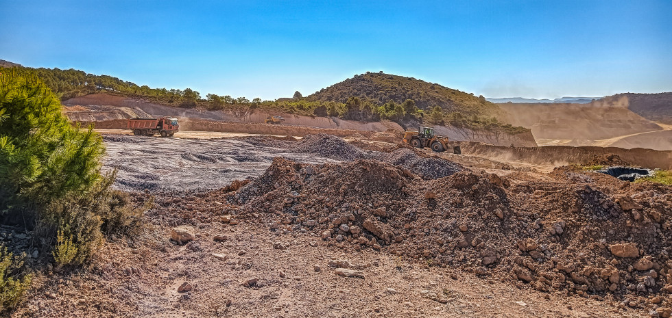 Maquinaria en acción en una explotación a cielo abierto.