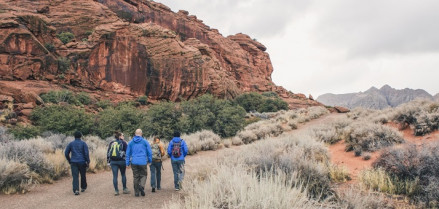 Grupo de personas haciendo geoturismo